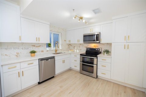 Купить таунхаус в Майами, Флорида 2 спальни, 111.48м2, № 2062499 - фото 3