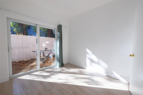 Купить таунхаус в Майами, Флорида 2 спальни, 111.48м2, № 2062499 - фото 7