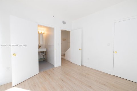 Купить таунхаус в Майами, Флорида 2 спальни, 111.48м2, № 2062499 - фото 14