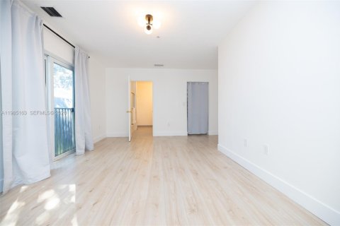 Купить таунхаус в Майами, Флорида 2 спальни, 111.48м2, № 2062499 - фото 23