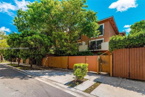 Купить таунхаус в Майами, Флорида 2 спальни, 111.48м2, № 2062499 - фото 11