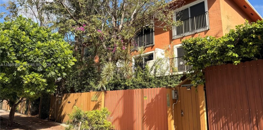 Таунхаус в Майами, Флорида 2 спальни, 111.48м2 № 2062499