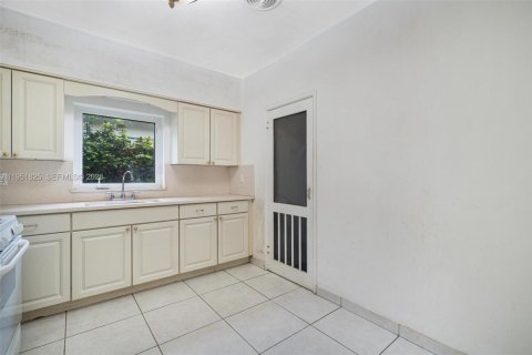 Купить виллу или дом в Серфсайд, Флорида 3 спальни, 156.82м2, № 2008550 - фото 16