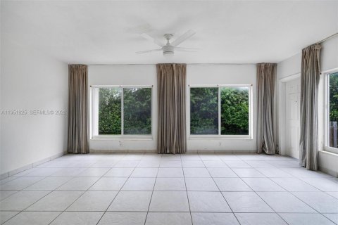 Купить виллу или дом в Серфсайд, Флорида 3 спальни, 156.82м2, № 2008550 - фото 12