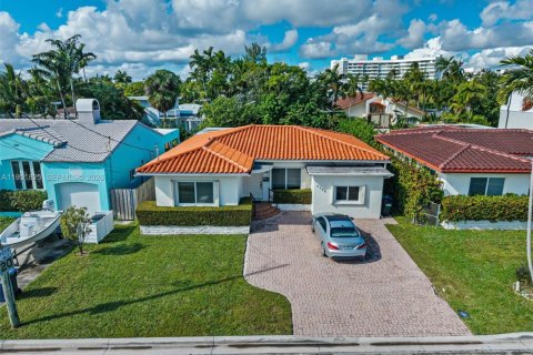 Дом в Серфсайд, Флорида 3 спальни, 156.82м2 № 2008550