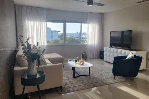 Кондоминиум с 1 спальней в Бей-Харбор-Айлендс, Флорида № 2047717