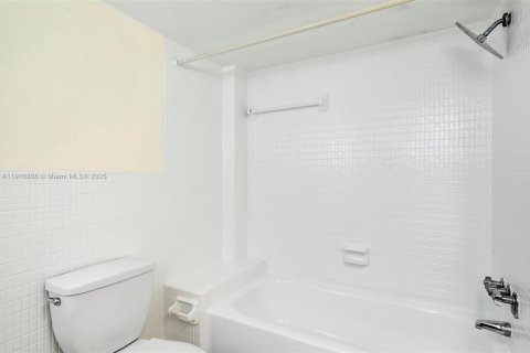Copropriété à louer à Miami, Floride: 2 chambres, 164.44 m2 № 1972791 - photo 17