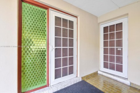 Copropriété à louer à Miami, Floride: 2 chambres, 164.44 m2 № 1972791 - photo 2