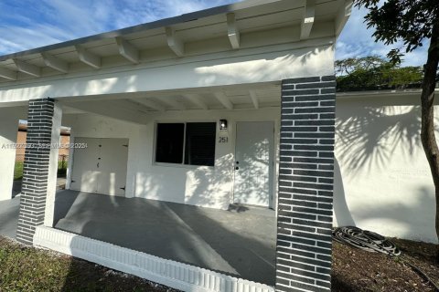 Купить виллу или дом в Форт-Лодердейл, Флорида 2 спальни, 69.12м2, № 1986260 - фото 2