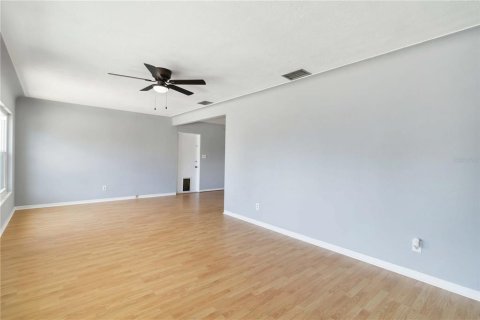 House in Saint Petersburg, Florida 3 bedrooms, 115.94 sq.m. № 1406420 - photo 11