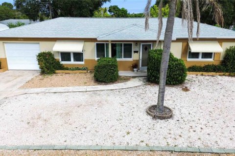 House in Saint Petersburg, Florida 3 bedrooms, 115.94 sq.m. № 1406420 - photo 1