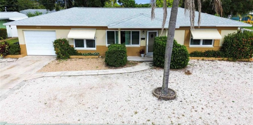 House in Saint Petersburg, Florida 3 bedrooms, 115.94 sq.m. № 1406420
