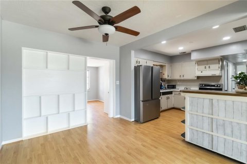 House in Saint Petersburg, Florida 3 bedrooms, 115.94 sq.m. № 1406420 - photo 13
