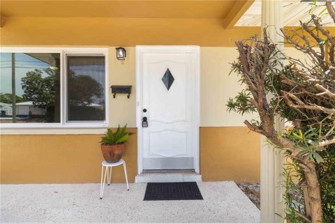 House in Saint Petersburg, Florida 3 bedrooms, 115.94 sq.m. № 1406420 - photo 9