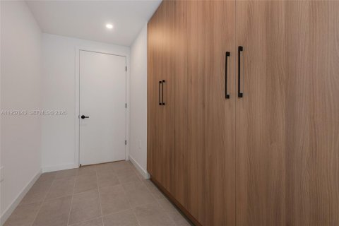 Condominio en alquiler en Miami, Florida, 1 dormitorio № 2011682 - foto 16