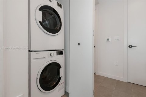 Condominio en alquiler en Miami, Florida, 1 dormitorio № 2011682 - foto 23