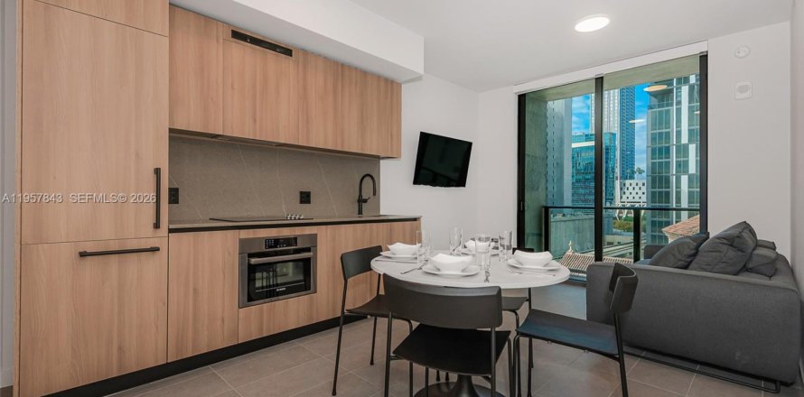 Condominio en Miami, Florida, 1 dormitorio  № 2011682