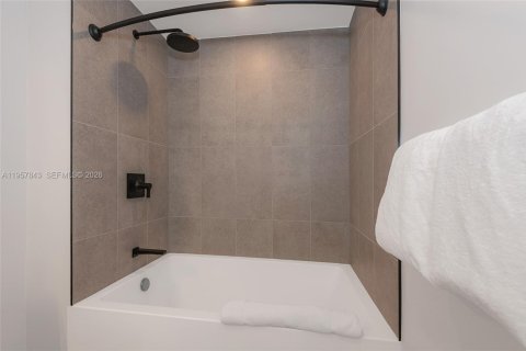 Condominio en alquiler en Miami, Florida, 1 dormitorio № 2011682 - foto 19