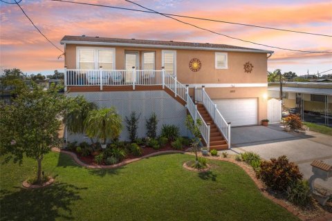 House in Hudson, Florida 3 bedrooms, 177.26 sq.m. № 1808225 - photo 1