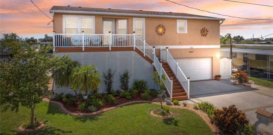 House in Hudson, Florida 3 bedrooms, 177.26 sq.m. № 1808225