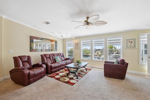 House in Hudson, Florida 3 bedrooms, 177.26 sq.m. № 1808225 - photo 11