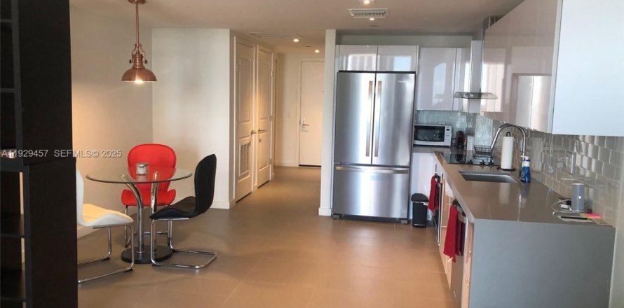 Estudio en el Condominio en Miami, Florida  № 1989370