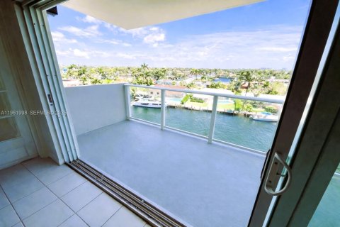 Снять в аренду квартиру в Помпано-Бич, Флорида 2 спальни, 92.34м2, № 2024798 - фото 4