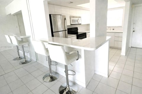 Снять в аренду квартиру в Помпано-Бич, Флорида 2 спальни, 92.34м2, № 2024798 - фото 9