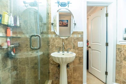 Casa en venta en Miami Lakes, Florida, 3 dormitorios, 168.71 m2 № 2057764 - foto 26