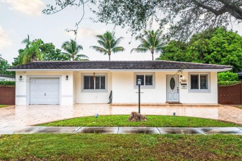 Casa en Miami Lakes, Florida 3 dormitorios, 168.71 m2 № 2057764