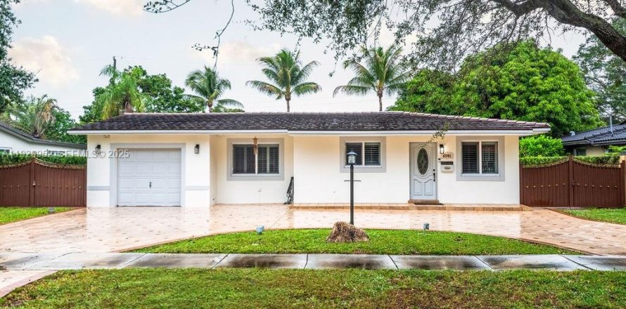 Casa en Miami Lakes, Florida 3 dormitorios, 168.71 m2 № 2057764