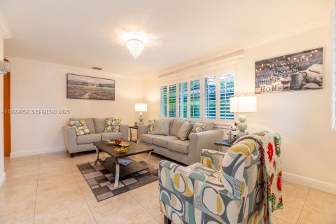 Casa en venta en Miami Lakes, Florida, 3 dormitorios, 168.71 m2 № 2057764 - foto 2