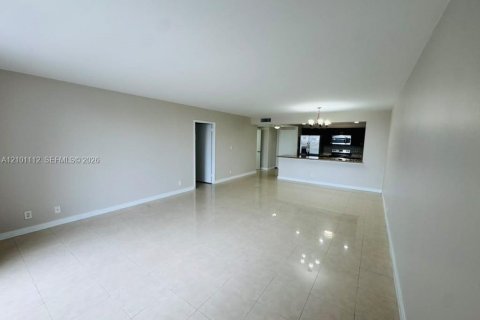 Condo in Hallandale Beach, Florida, 1 bedroom  № 2401345 - photo 2