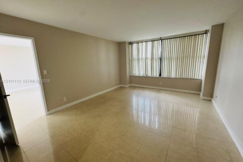 Condo in Hallandale Beach, Florida, 1 bedroom  № 2401345 - photo 3