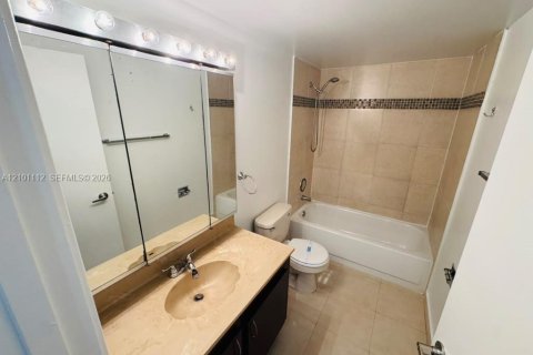 Condo in Hallandale Beach, Florida, 1 bedroom  № 2401345 - photo 4