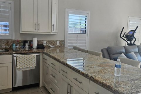 Villa ou maison à louer à Miami, Floride: 4 chambres, 172.8 m2 № 1993223 - photo 8