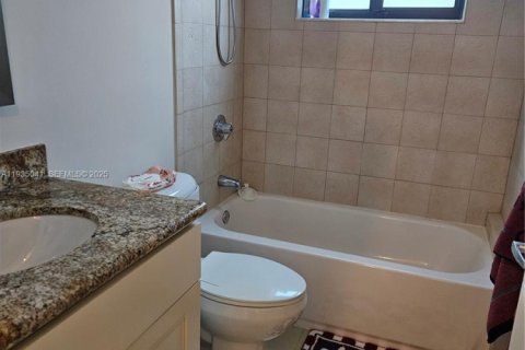 Villa ou maison à louer à Miami, Floride: 4 chambres, 172.8 m2 № 1993223 - photo 17