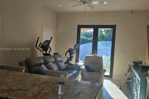 Villa ou maison à louer à Miami, Floride: 4 chambres, 172.8 m2 № 1993223 - photo 11