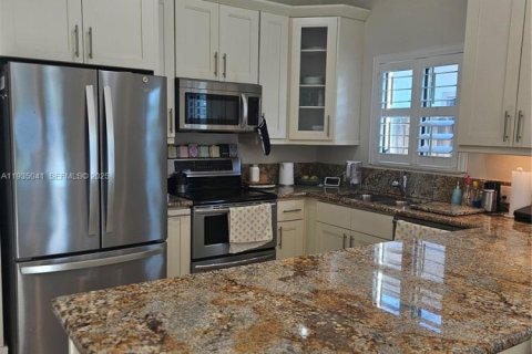 Villa ou maison à louer à Miami, Floride: 4 chambres, 172.8 m2 № 1993223 - photo 9