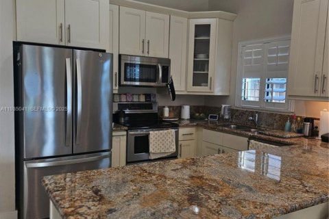 Villa ou maison à louer à Miami, Floride: 4 chambres, 172.8 m2 № 1993223 - photo 13