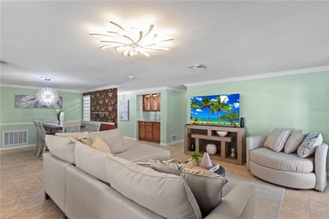 House in Seminole, Florida 3 bedrooms, 146.14 sq.m. № 2215031 - photo 13
