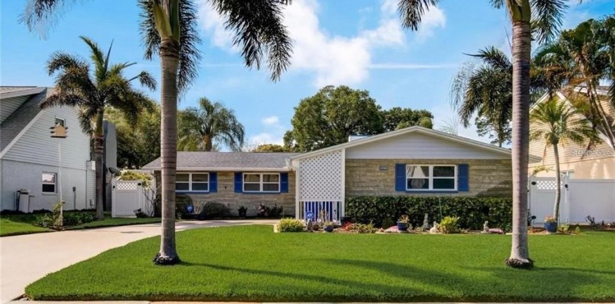 House in Seminole, Florida 3 bedrooms, 146.14 sq.m. № 2215031