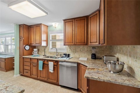 House in Seminole, Florida 3 bedrooms, 146.14 sq.m. № 2215031 - photo 9