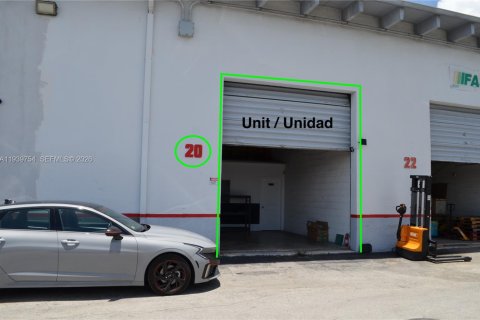 Immobilier commercial à vendre à Miami, Floride № 1997054 - photo 21