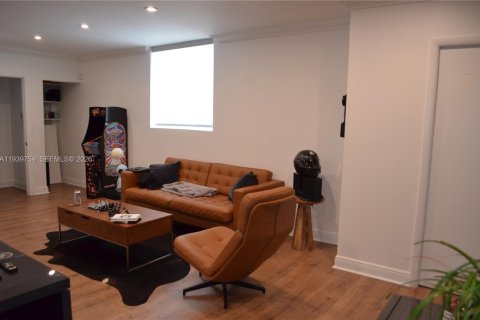 Immobilier commercial à vendre à Miami, Floride № 1997054 - photo 9