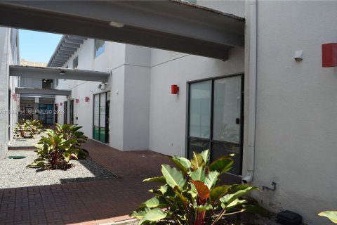 Immobilier commercial à vendre à Miami, Floride № 1997054 - photo 2