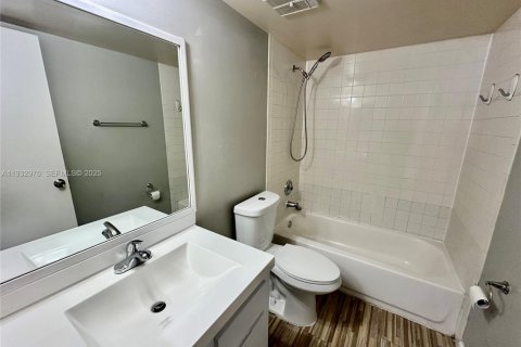 Condo in Hialeah, Florida, 2 bedrooms  № 1991446 - photo 8
