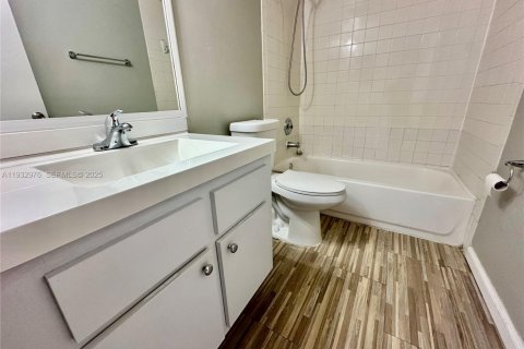 Condo in Hialeah, Florida, 2 bedrooms  № 1991446 - photo 7