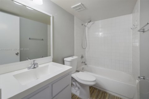 Condo in Hialeah, Florida, 2 bedrooms  № 1991446 - photo 15