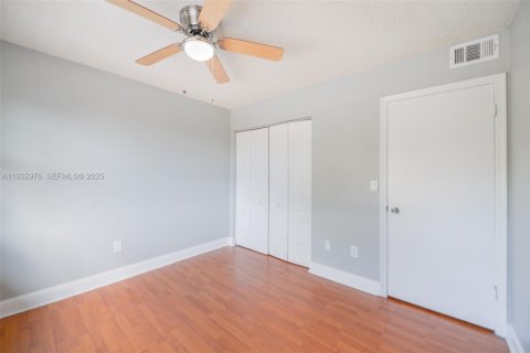 Condo in Hialeah, Florida, 2 bedrooms  № 1991446 - photo 18
